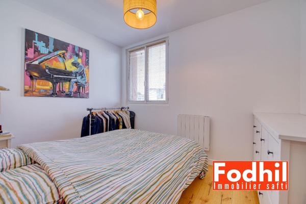 Appartement 3 pièces de 47 m², 2 chambres avec cave et parking en stationnement libre.