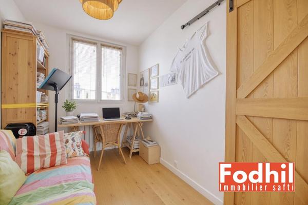 Appartement 3 pièces de 47 m², 2 chambres avec cave et parking en stationnement libre.