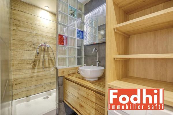 Appartement 3 pièces de 47 m², 2 chambres avec cave et parking en stationnement libre.