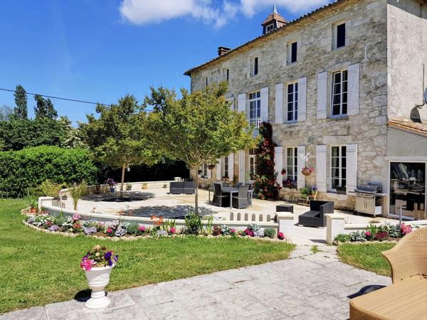 Élégante Maison de Maître avec Piscine Chauffée et Parc Arboré