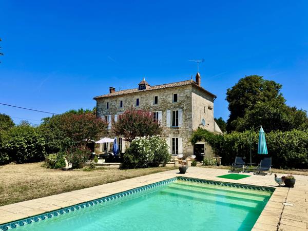 Élégante Maison de Maître avec Piscine Chauffée et Parc Arboré