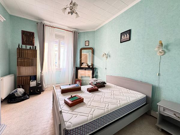 A VENDRE A PERIGUEUX MAISON DE VILLE AVEC JARDIN.