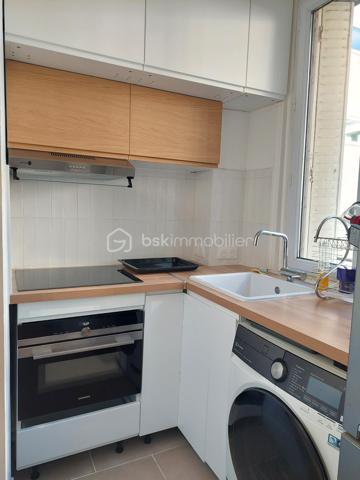 A l'abri des nuisances, au sein d'un immeuble en retrait de la rue, découvrez ce charmant appartement de 30 m², offrant un cadre de vie paisible et lumineux. 
Son agencement soigné permet de profiter pleinement de chaque espace. Il comprend une entrée, un séjour amenant sur une cuisine indépendante aménagée et équipée, une chambre, une salle d'eau moderne, les wc indépendants.
Récemment rénové, l'appartement conjugue confort, fonctionnalité et optimisation des volumes. Chaque espace a été pensé pour offrir un quotidien agréable.
Ce bien donnant sur une cour intérieure est protégé de la rue par un immeuble faisant écran, garantissant ainsi un environnement paisible et sans nuisances, rare en ville.
Une cave complète ce bien
Un appartement lumineux, fonctionnel et au calme, idéal pour un premier achat, un pied-à-terre ou un investissement locatif.