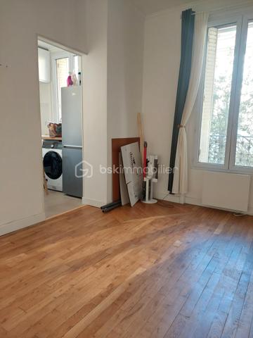 A l'abri des nuisances, au sein d'un immeuble en retrait de la rue, découvrez ce charmant appartement de 30 m², offrant un cadre de vie paisible et lumineux. 
Son agencement soigné permet de profiter pleinement de chaque espace. Il comprend une entrée, un séjour amenant sur une cuisine indépendante aménagée et équipée, une chambre, une salle d'eau moderne, les wc indépendants.
Récemment rénové, l'appartement conjugue confort, fonctionnalité et optimisation des volumes. Chaque espace a été pensé pour offrir un quotidien agréable.
Ce bien donnant sur une cour intérieure est protégé de la rue par un immeuble faisant écran, garantissant ainsi un environnement paisible et sans nuisances, rare en ville.
Une cave complète ce bien
Un appartement lumineux, fonctionnel et au calme, idéal pour un premier achat, un pied-à-terre ou un investissement locatif.
