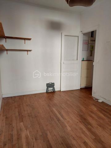 A l'abri des nuisances, au sein d'un immeuble en retrait de la rue, découvrez ce charmant appartement de 30 m², offrant un cadre de vie paisible et lumineux. 
Son agencement soigné permet de profiter pleinement de chaque espace. Il comprend une entrée, un séjour amenant sur une cuisine indépendante aménagée et équipée, une chambre, une salle d'eau moderne, les wc indépendants.
Récemment rénové, l'appartement conjugue confort, fonctionnalité et optimisation des volumes. Chaque espace a été pensé pour offrir un quotidien agréable.
Ce bien donnant sur une cour intérieure est protégé de la rue par un immeuble faisant écran, garantissant ainsi un environnement paisible et sans nuisances, rare en ville.
Une cave complète ce bien
Un appartement lumineux, fonctionnel et au calme, idéal pour un premier achat, un pied-à-terre ou un investissement locatif.