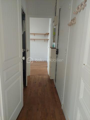 A l'abri des nuisances, au sein d'un immeuble en retrait de la rue, découvrez ce charmant appartement de 30 m², offrant un cadre de vie paisible et lumineux. 
Son agencement soigné permet de profiter pleinement de chaque espace. Il comprend une entrée, un séjour amenant sur une cuisine indépendante aménagée et équipée, une chambre, une salle d'eau moderne, les wc indépendants.
Récemment rénové, l'appartement conjugue confort, fonctionnalité et optimisation des volumes. Chaque espace a été pensé pour offrir un quotidien agréable.
Ce bien donnant sur une cour intérieure est protégé de la rue par un immeuble faisant écran, garantissant ainsi un environnement paisible et sans nuisances, rare en ville.
Une cave complète ce bien
Un appartement lumineux, fonctionnel et au calme, idéal pour un premier achat, un pied-à-terre ou un investissement locatif.