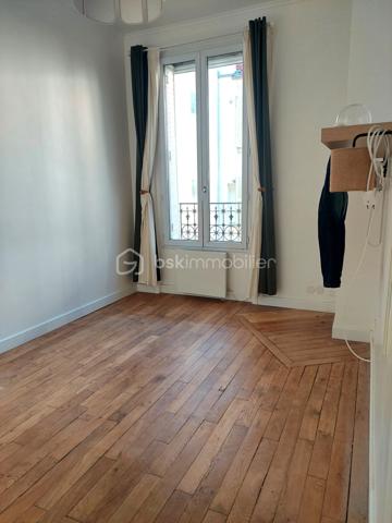 A l'abri des nuisances, au sein d'un immeuble en retrait de la rue, découvrez ce charmant appartement de 30 m², offrant un cadre de vie paisible et lumineux. 
Son agencement soigné permet de profiter pleinement de chaque espace. Il comprend une entrée, un séjour amenant sur une cuisine indépendante aménagée et équipée, une chambre, une salle d'eau moderne, les wc indépendants.
Récemment rénové, l'appartement conjugue confort, fonctionnalité et optimisation des volumes. Chaque espace a été pensé pour offrir un quotidien agréable.
Ce bien donnant sur une cour intérieure est protégé de la rue par un immeuble faisant écran, garantissant ainsi un environnement paisible et sans nuisances, rare en ville.
Une cave complète ce bien
Un appartement lumineux, fonctionnel et au calme, idéal pour un premier achat, un pied-à-terre ou un investissement locatif.