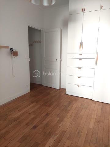 A l'abri des nuisances, au sein d'un immeuble en retrait de la rue, découvrez ce charmant appartement de 30 m², offrant un cadre de vie paisible et lumineux. 
Son agencement soigné permet de profiter pleinement de chaque espace. Il comprend une entrée, un séjour amenant sur une cuisine indépendante aménagée et équipée, une chambre, une salle d'eau moderne, les wc indépendants.
Récemment rénové, l'appartement conjugue confort, fonctionnalité et optimisation des volumes. Chaque espace a été pensé pour offrir un quotidien agréable.
Ce bien donnant sur une cour intérieure est protégé de la rue par un immeuble faisant écran, garantissant ainsi un environnement paisible et sans nuisances, rare en ville.
Une cave complète ce bien
Un appartement lumineux, fonctionnel et au calme, idéal pour un premier achat, un pied-à-terre ou un investissement locatif.
