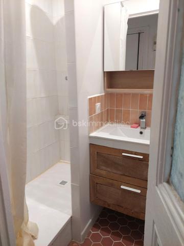 A l'abri des nuisances, au sein d'un immeuble en retrait de la rue, découvrez ce charmant appartement de 30 m², offrant un cadre de vie paisible et lumineux. 
Son agencement soigné permet de profiter pleinement de chaque espace. Il comprend une entrée, un séjour amenant sur une cuisine indépendante aménagée et équipée, une chambre, une salle d'eau moderne, les wc indépendants.
Récemment rénové, l'appartement conjugue confort, fonctionnalité et optimisation des volumes. Chaque espace a été pensé pour offrir un quotidien agréable.
Ce bien donnant sur une cour intérieure est protégé de la rue par un immeuble faisant écran, garantissant ainsi un environnement paisible et sans nuisances, rare en ville.
Une cave complète ce bien
Un appartement lumineux, fonctionnel et au calme, idéal pour un premier achat, un pied-à-terre ou un investissement locatif.