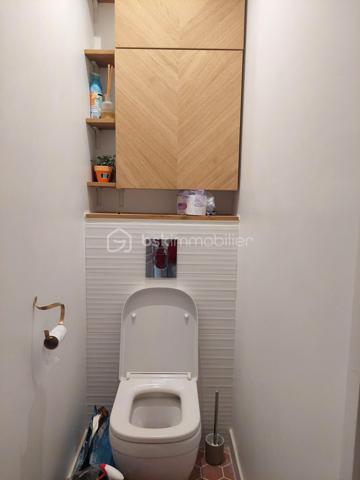 A l'abri des nuisances, au sein d'un immeuble en retrait de la rue, découvrez ce charmant appartement de 30 m², offrant un cadre de vie paisible et lumineux. 
Son agencement soigné permet de profiter pleinement de chaque espace. Il comprend une entrée, un séjour amenant sur une cuisine indépendante aménagée et équipée, une chambre, une salle d'eau moderne, les wc indépendants.
Récemment rénové, l'appartement conjugue confort, fonctionnalité et optimisation des volumes. Chaque espace a été pensé pour offrir un quotidien agréable.
Ce bien donnant sur une cour intérieure est protégé de la rue par un immeuble faisant écran, garantissant ainsi un environnement paisible et sans nuisances, rare en ville.
Une cave complète ce bien
Un appartement lumineux, fonctionnel et au calme, idéal pour un premier achat, un pied-à-terre ou un investissement locatif.