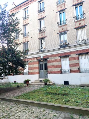 A l'abri des nuisances, au sein d'un immeuble en retrait de la rue, découvrez ce charmant appartement de 30 m², offrant un cadre de vie paisible et lumineux. 
Son agencement soigné permet de profiter pleinement de chaque espace. Il comprend une entrée, un séjour amenant sur une cuisine indépendante aménagée et équipée, une chambre, une salle d'eau moderne, les wc indépendants.
Récemment rénové, l'appartement conjugue confort, fonctionnalité et optimisation des volumes. Chaque espace a été pensé pour offrir un quotidien agréable.
Ce bien donnant sur une cour intérieure est protégé de la rue par un immeuble faisant écran, garantissant ainsi un environnement paisible et sans nuisances, rare en ville.
Une cave complète ce bien
Un appartement lumineux, fonctionnel et au calme, idéal pour un premier achat, un pied-à-terre ou un investissement locatif.