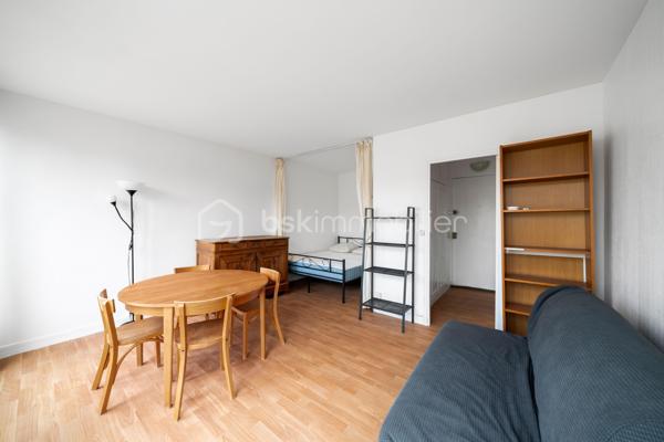 Vous êtes à la recherche d’un grand studio au calme, proche du RER B Antony ou d’un investissement locatif ? 

Venez découvrir ce studio à l'agencement optimisé et sans perte d’espace. Il est composé d’une pièce de vie spacieuse avec une alcôve pour y mettre un grand lit et ainsi avoir un espace nuit séparé du séjour.

La cuisine équipée est semi-ouverte sur la pièce de vie. Il comprend également une salle de bains avec WC intégrés.

Cet appartement bénéficie d'une très belle luminosité du fait des grandes fenêtres donnant sur une rue pavillonnaire très calme. 

Il est vendu meublé donc clés en mains pour un investissement locatif ou une première installation.

Il dispose également d'une cave, permettant un espace de rangement supplémentaire.

Ses atouts :
- Coin jour/nuit distinct
- Rangements avec placards dans l'entrée
- DPE D
- Luminosité
- Vendu meublé donc clés en mains