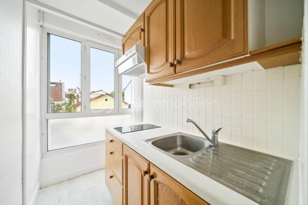 Vous êtes à la recherche d’un grand studio au calme, proche du RER B Antony ou d’un investissement locatif ? 

Venez découvrir ce studio à l'agencement optimisé et sans perte d’espace. Il est composé d’une pièce de vie spacieuse avec une alcôve pour y mettre un grand lit et ainsi avoir un espace nuit séparé du séjour.

La cuisine équipée est semi-ouverte sur la pièce de vie. Il comprend également une salle de bains avec WC intégrés.

Cet appartement bénéficie d'une très belle luminosité du fait des grandes fenêtres donnant sur une rue pavillonnaire très calme. 

Il est vendu meublé donc clés en mains pour un investissement locatif ou une première installation.

Il dispose également d'une cave, permettant un espace de rangement supplémentaire.

Ses atouts :
- Coin jour/nuit distinct
- Rangements avec placards dans l'entrée
- DPE D
- Luminosité
- Vendu meublé donc clés en mains