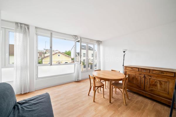 Vous êtes à la recherche d’un grand studio au calme, proche du RER B Antony ou d’un investissement locatif ? 

Venez découvrir ce studio à l'agencement optimisé et sans perte d’espace. Il est composé d’une pièce de vie spacieuse avec une alcôve pour y mettre un grand lit et ainsi avoir un espace nuit séparé du séjour.

La cuisine équipée est semi-ouverte sur la pièce de vie. Il comprend également une salle de bains avec WC intégrés.

Cet appartement bénéficie d'une très belle luminosité du fait des grandes fenêtres donnant sur une rue pavillonnaire très calme. 

Il est vendu meublé donc clés en mains pour un investissement locatif ou une première installation.

Il dispose également d'une cave, permettant un espace de rangement supplémentaire.

Ses atouts :
- Coin jour/nuit distinct
- Rangements avec placards dans l'entrée
- DPE D
- Luminosité
- Vendu meublé donc clés en mains