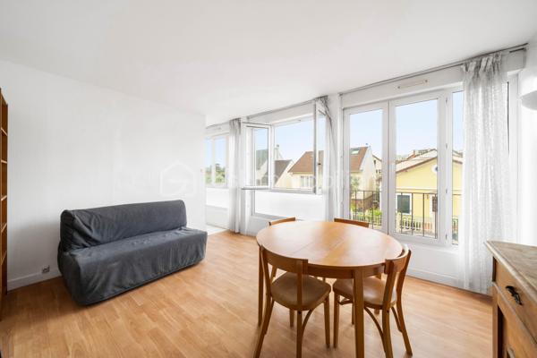 Vous êtes à la recherche d’un grand studio au calme, proche du RER B Antony ou d’un investissement locatif ? 

Venez découvrir ce studio à l'agencement optimisé et sans perte d’espace. Il est composé d’une pièce de vie spacieuse avec une alcôve pour y mettre un grand lit et ainsi avoir un espace nuit séparé du séjour.

La cuisine équipée est semi-ouverte sur la pièce de vie. Il comprend également une salle de bains avec WC intégrés.

Cet appartement bénéficie d'une très belle luminosité du fait des grandes fenêtres donnant sur une rue pavillonnaire très calme. 

Il est vendu meublé donc clés en mains pour un investissement locatif ou une première installation.

Il dispose également d'une cave, permettant un espace de rangement supplémentaire.

Ses atouts :
- Coin jour/nuit distinct
- Rangements avec placards dans l'entrée
- DPE D
- Luminosité
- Vendu meublé donc clés en mains