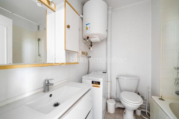 Vous êtes à la recherche d’un grand studio au calme, proche du RER B Antony ou d’un investissement locatif ? 

Venez découvrir ce studio à l'agencement optimisé et sans perte d’espace. Il est composé d’une pièce de vie spacieuse avec une alcôve pour y mettre un grand lit et ainsi avoir un espace nuit séparé du séjour.

La cuisine équipée est semi-ouverte sur la pièce de vie. Il comprend également une salle de bains avec WC intégrés.

Cet appartement bénéficie d'une très belle luminosité du fait des grandes fenêtres donnant sur une rue pavillonnaire très calme. 

Il est vendu meublé donc clés en mains pour un investissement locatif ou une première installation.

Il dispose également d'une cave, permettant un espace de rangement supplémentaire.

Ses atouts :
- Coin jour/nuit distinct
- Rangements avec placards dans l'entrée
- DPE D
- Luminosité
- Vendu meublé donc clés en mains