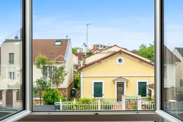 Vous êtes à la recherche d’un grand studio au calme, proche du RER B Antony ou d’un investissement locatif ? 

Venez découvrir ce studio à l'agencement optimisé et sans perte d’espace. Il est composé d’une pièce de vie spacieuse avec une alcôve pour y mettre un grand lit et ainsi avoir un espace nuit séparé du séjour.

La cuisine équipée est semi-ouverte sur la pièce de vie. Il comprend également une salle de bains avec WC intégrés.

Cet appartement bénéficie d'une très belle luminosité du fait des grandes fenêtres donnant sur une rue pavillonnaire très calme. 

Il est vendu meublé donc clés en mains pour un investissement locatif ou une première installation.

Il dispose également d'une cave, permettant un espace de rangement supplémentaire.

Ses atouts :
- Coin jour/nuit distinct
- Rangements avec placards dans l'entrée
- DPE D
- Luminosité
- Vendu meublé donc clés en mains