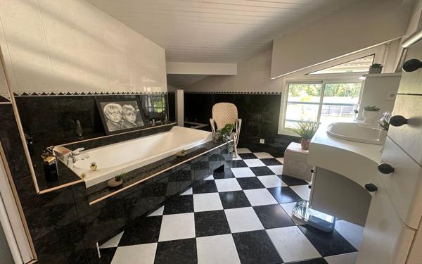 Maison à vendre    7 pièces •  Saint-Vincent-de-Tyrosse