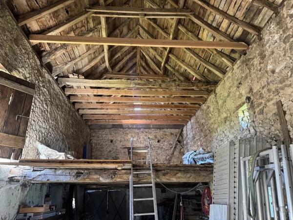 Maison en pierre avec grange et terrain – Sans voisins, proche Villefranche-de-Rouergue