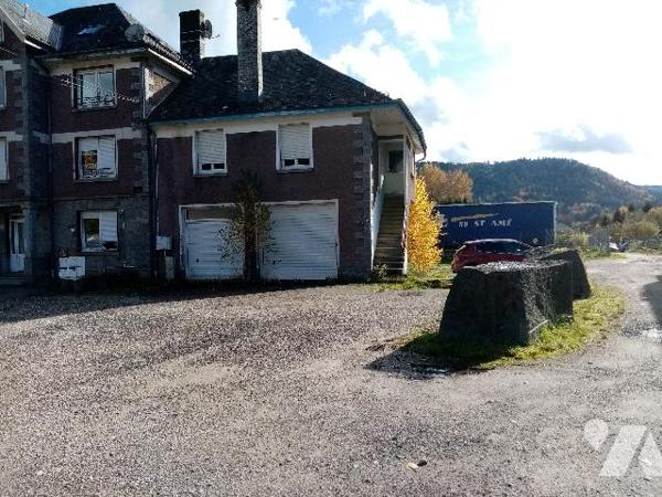 appartement de 67.54 m² avec deux grands garages, stationnement (2)  et combles au-dessus