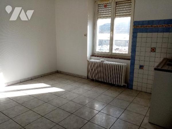 appartement de 67.54 m² avec deux grands garages, stationnement (2)  et combles au-dessus