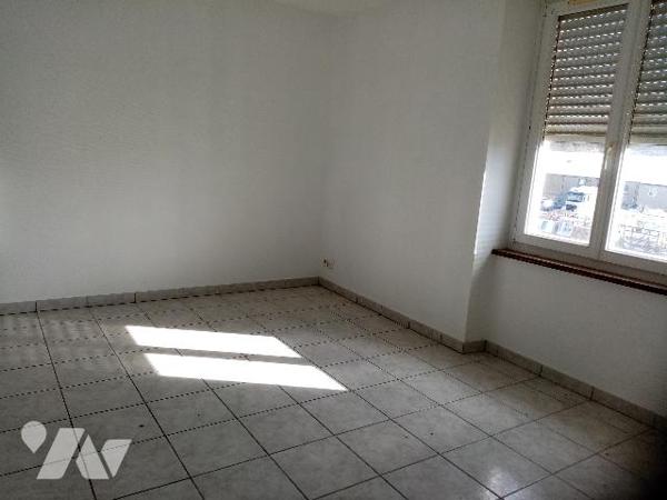 appartement de 67.54 m² avec deux grands garages, stationnement (2)  et combles au-dessus