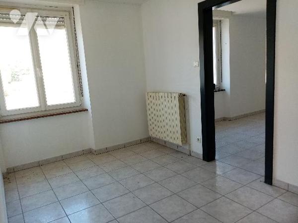 appartement de 67.54 m² avec deux grands garages, stationnement (2)  et combles au-dessus