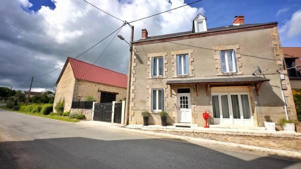 Spacieuse maison de village rénovée avec une grande grange et un généreux jardin intérieur