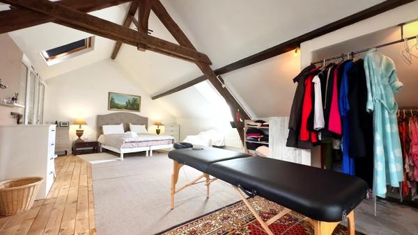 Spacieuse maison de village rénovée avec une grande grange et un généreux jardin intérieur