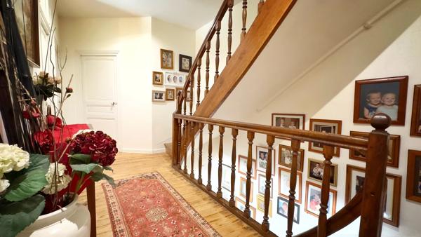 Spacieuse maison de village rénovée avec une grande grange et un généreux jardin intérieur