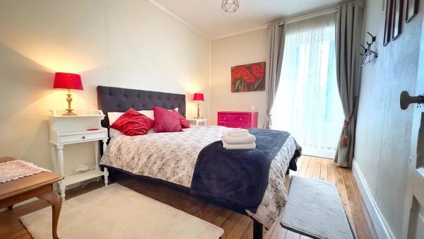 Spacieuse maison de village rénovée avec une grande grange et un généreux jardin intérieur