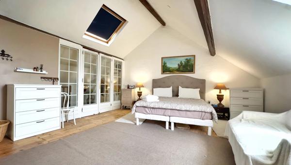 Spacieuse maison de village rénovée avec une grande grange et un généreux jardin intérieur