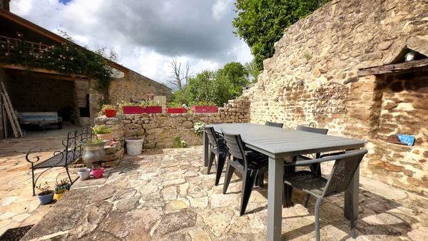 Spacieuse maison de village rénovée avec une grande grange et un généreux jardin intérieur
