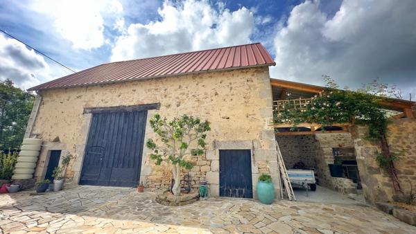 Spacieuse maison de village rénovée avec une grande grange et un généreux jardin intérieur
