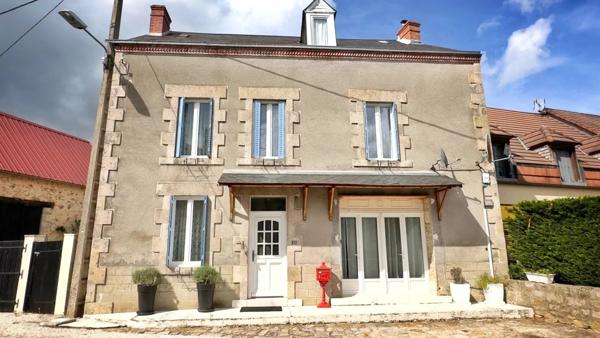 Spacieuse maison de village rénovée avec une grande grange et un généreux jardin intérieur