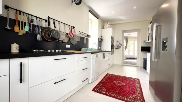 Spacieuse maison de village rénovée avec une grande grange et un généreux jardin intérieur