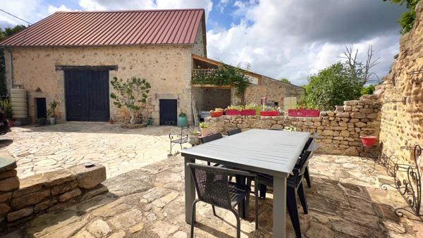 Spacieuse maison de village rénovée avec une grande grange et un généreux jardin intérieur
