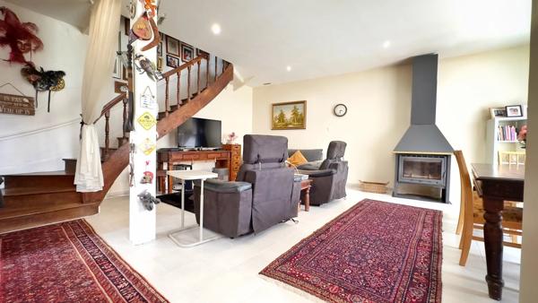 Spacieuse maison de village rénovée avec une grande grange et un généreux jardin intérieur