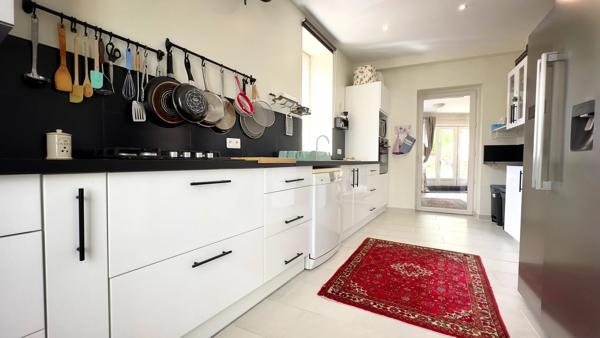 Spacieuse maison de village rénovée avec une grande grange et un généreux jardin intérieur