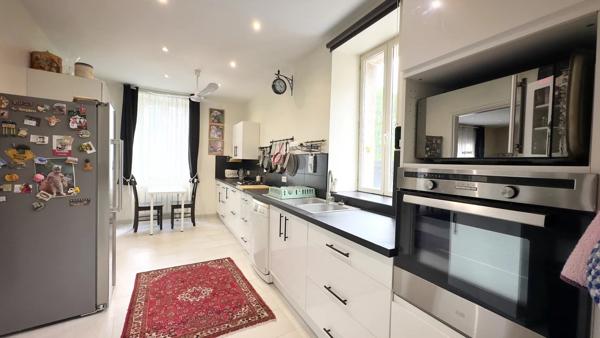 Spacieuse maison de village rénovée avec une grande grange et un généreux jardin intérieur