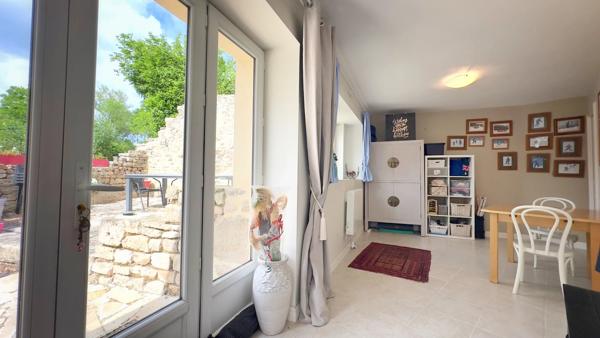 Spacieuse maison de village rénovée avec une grande grange et un généreux jardin intérieur