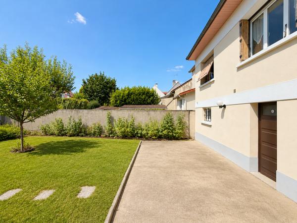 Maison
         6 pièces
        - 180 m² Bien prestige 459 000 € *