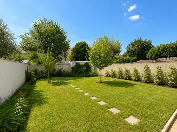 Maison
         6 pièces
        - 180 m² Bien prestige 459 000 € *