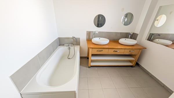 Noyen-sur-Sarthe (72430) PAVILLON 2012 - RÉNOVÉ AVEC 3/4 CHAMBRES