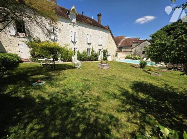 Magnifique Maison Bourgeoise du 18e et ancienne bâtisse de l'Abbaye de Molesme saura vous sédui...
