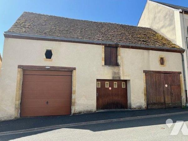 A vendre trois garages en plein bourg.