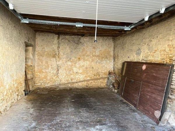 A vendre trois garages en plein bourg.