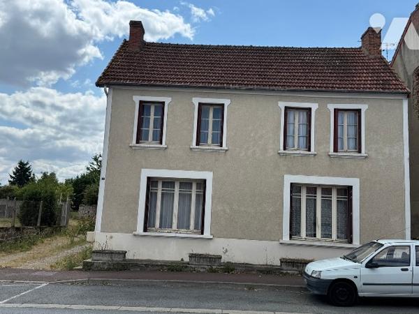 Maison de village à rénover avec jardin et dépendances.