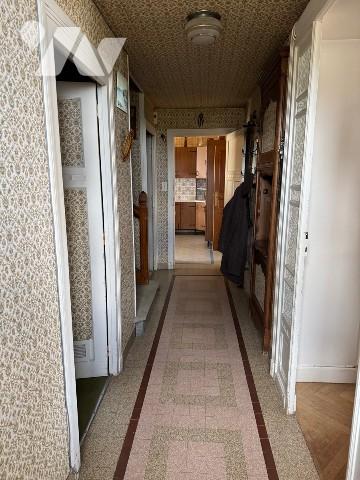 Maison de village à rénover avec jardin et dépendances.