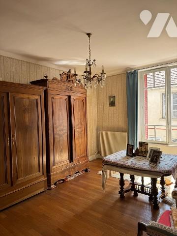 Maison de village à rénover avec jardin et dépendances.